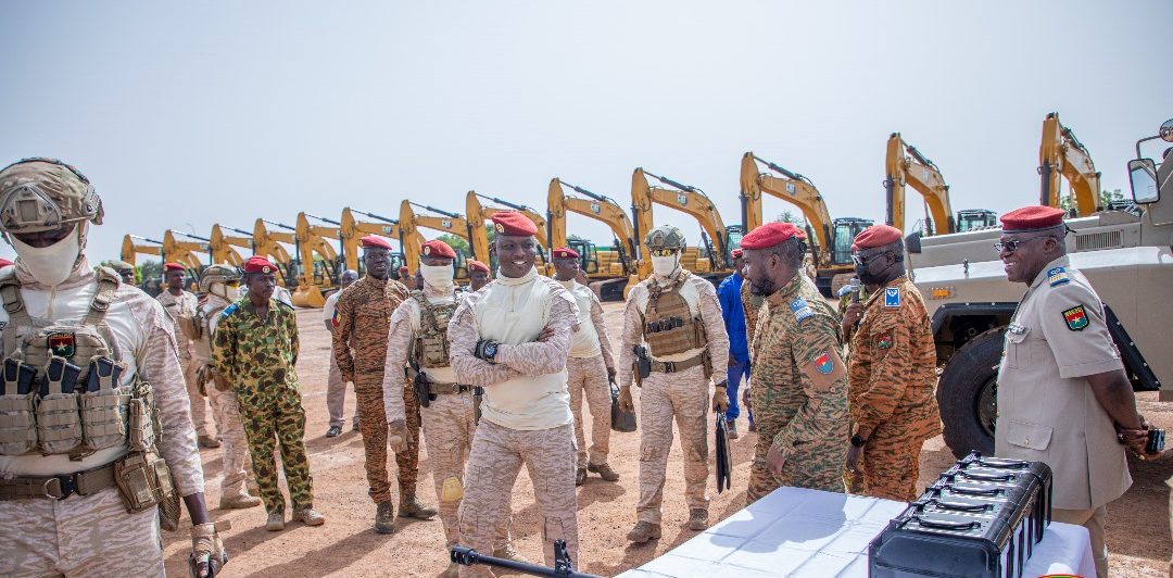 Burkina Faso : Le Président Ibrahim Traoré, à pied d&rsquo;oeuvre pour renforcer les capacités des FDS avec un lot important de matériel militaire