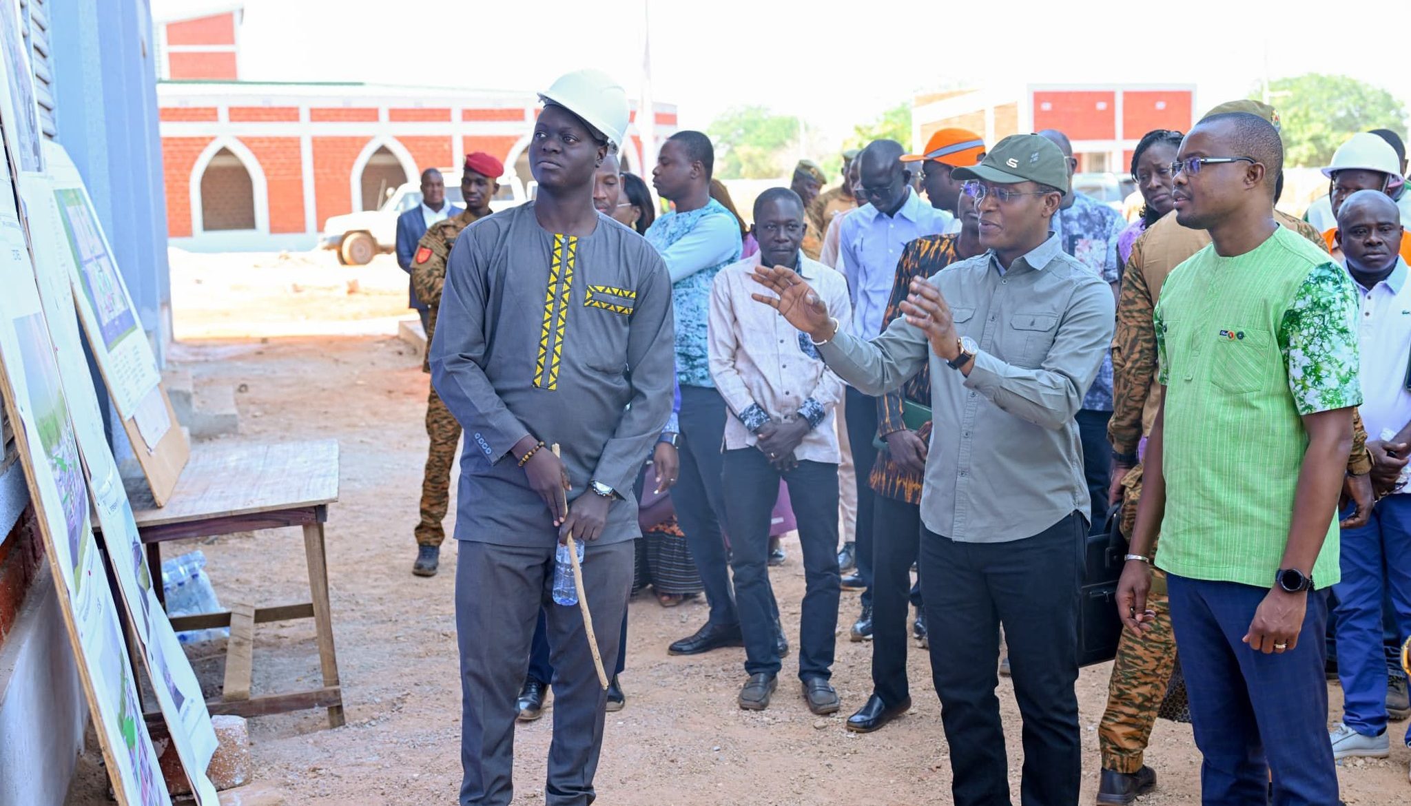 Burkina Faso : Le PM Rimtalba Jean Emmanuel Ouédraogo inspecte le futur Centre national d’appui à la transformation artisanale du coton