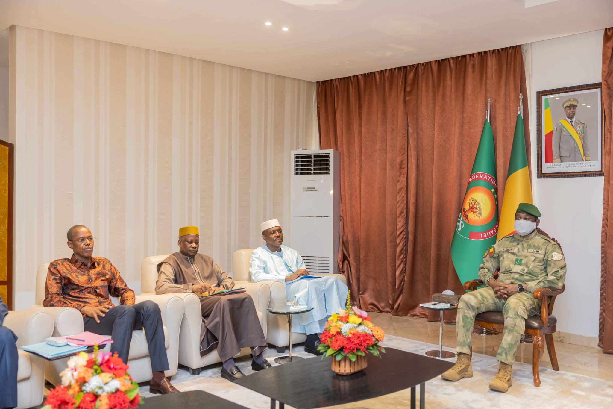 Mali : Le Président Assimi GOÏTA reçoit le Premier ministre Abdoulaye Maïga pour examiner la réforme de la gestion des ressources humaines de l’État
