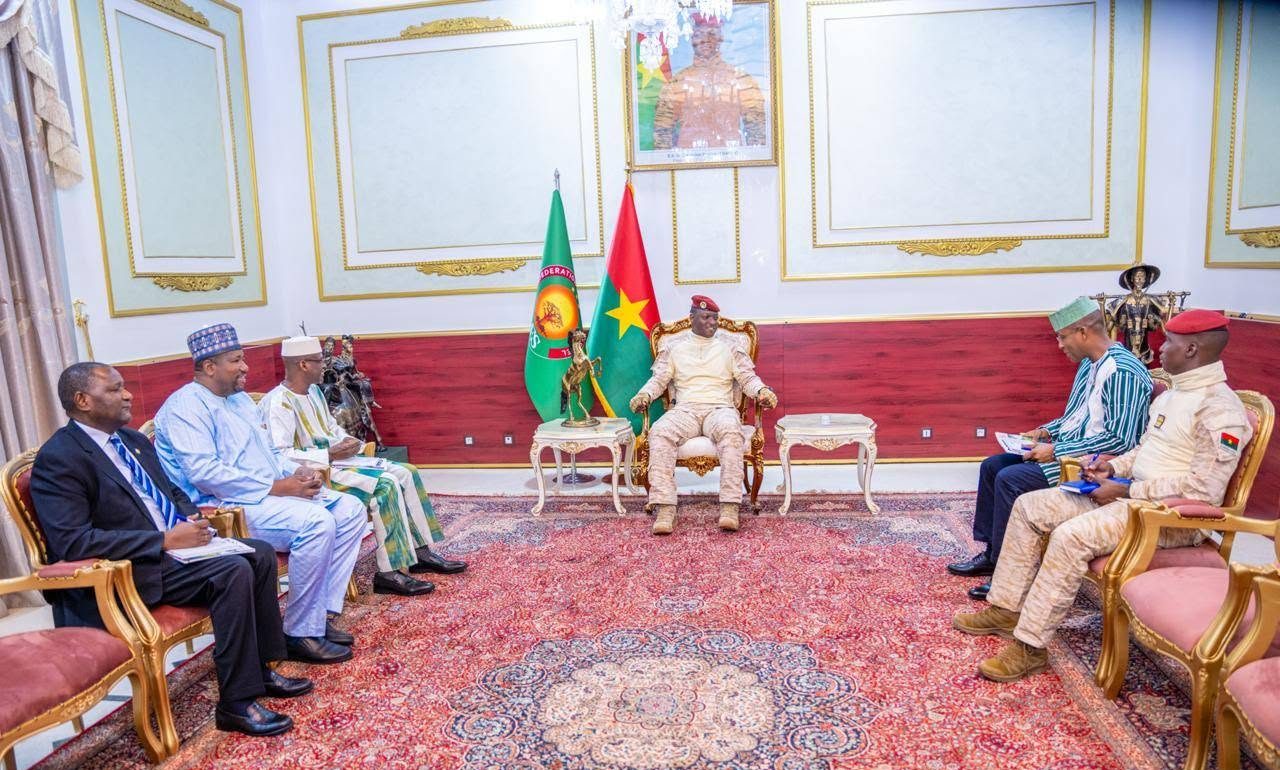 AES : Les ministres de l&rsquo;Industrie font le point devant le Capitaine Ibrahim Traoré à Ouagadougou