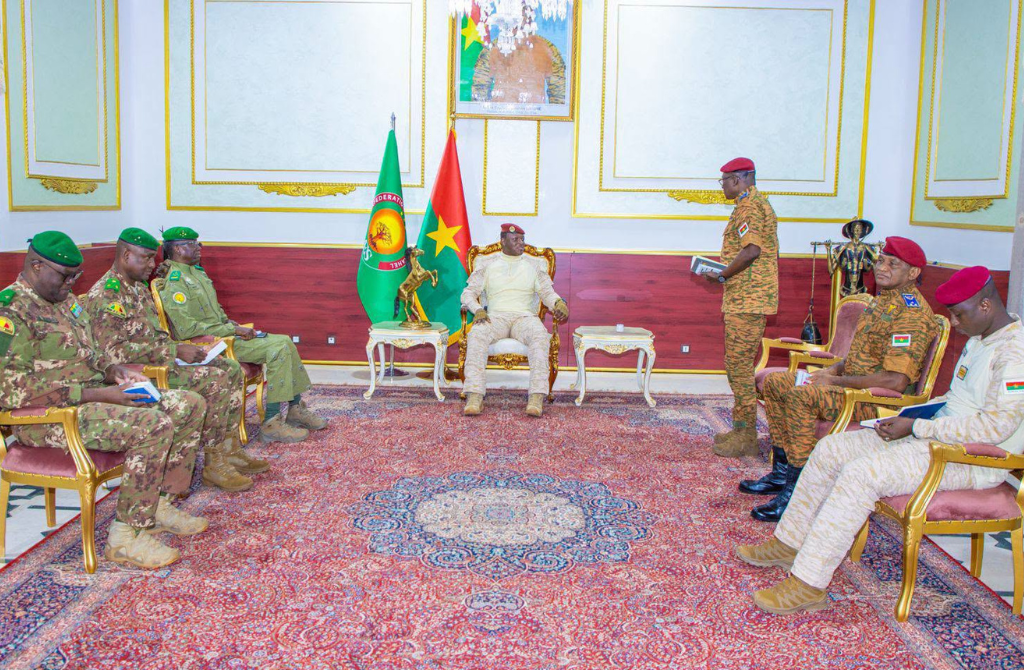 Burkina Faso / Lutte antiterroriste : Les ministres de la Défense de l&rsquo;AES reçus par le Capitaine Ibrahim Traoré.